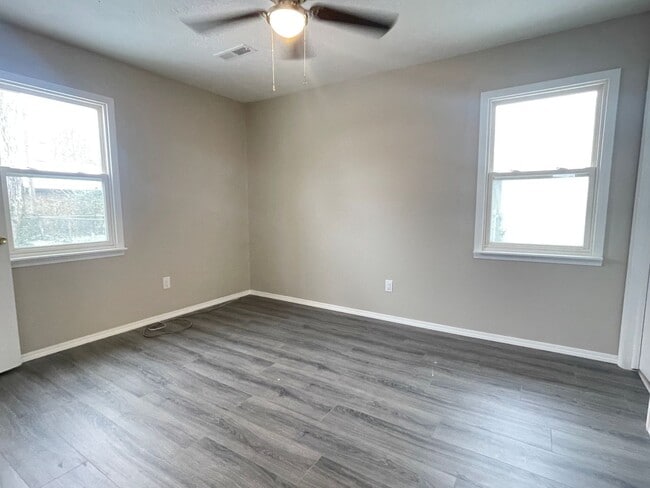 Building Photo - 2043 S Sagamont Ave