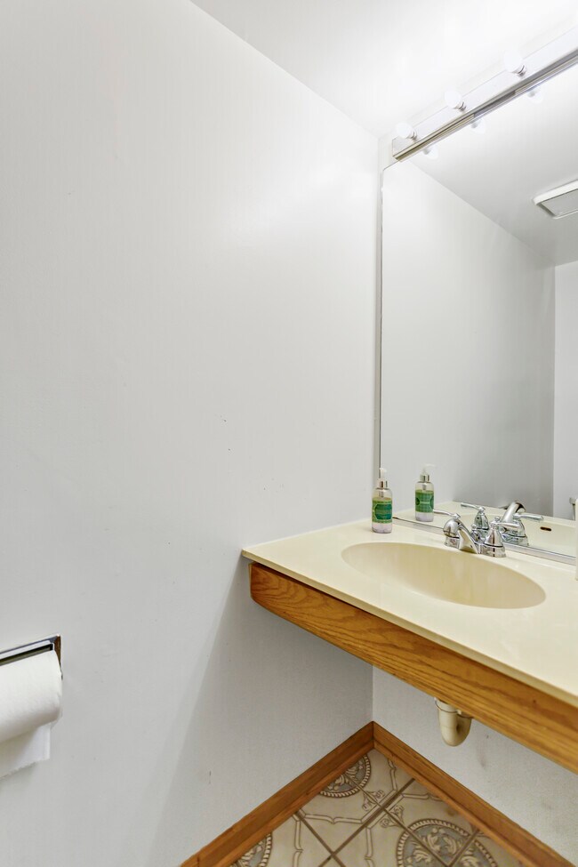 Building Photo - 3224 Bremerton Ln