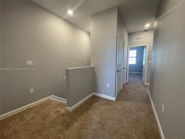 Building Photo - 1120 SW 7th Ct