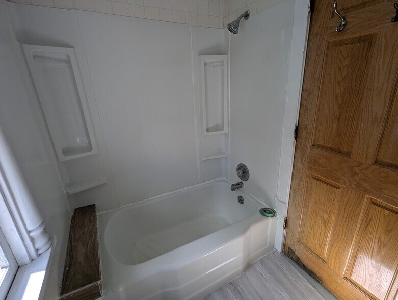 Bathroom - 18 Madison St