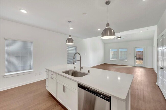 Building Photo - 32455 Sunbeam Dr