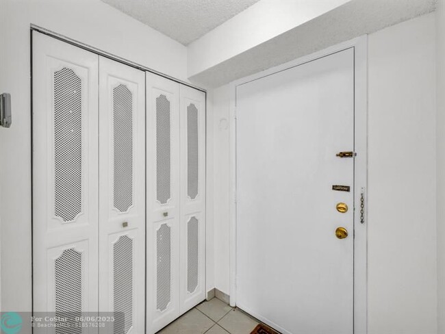 Building Photo - 121 SE 3rd Ave