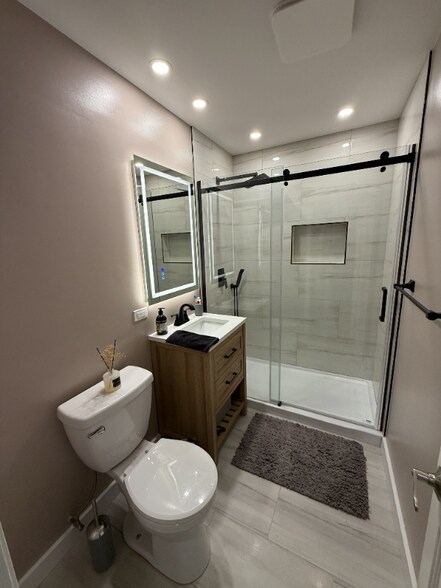 Building Photo - 10231 Hawthorne Dr