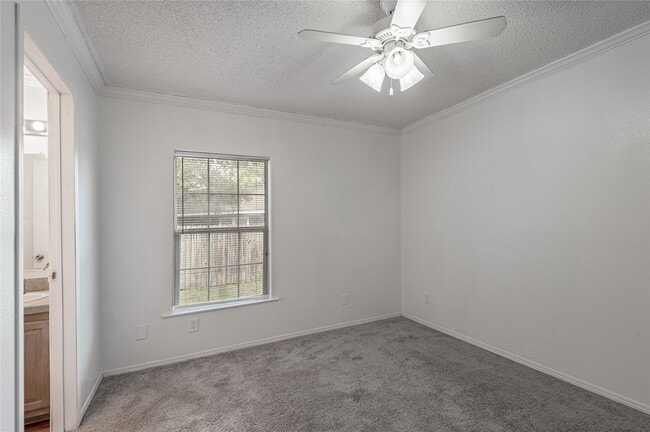 Building Photo - 144 Varsity Dr