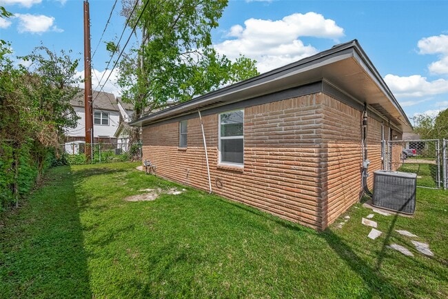 Building Photo - 148 W Whitney St