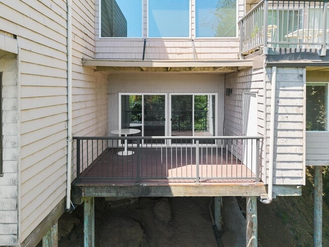 Building Photo - Updated 2BD/2BA Condo in North Portland! S...