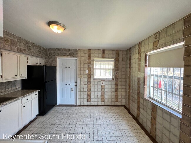 Building Photo - 2 br, 1 bath House - 740 NW 4th Street