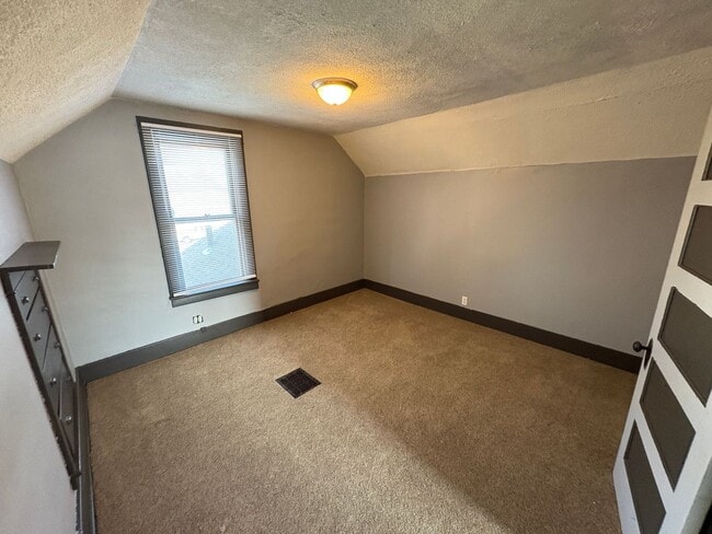 Building Photo - Spacious Home with Huge Backyard, Laundry included