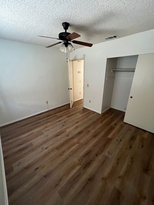 Building Photo - r328