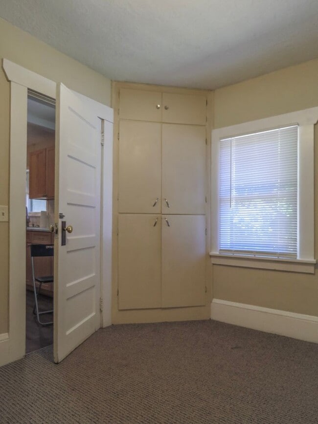 Building Photo - 2 Bedroom Cottage with in walking distance...