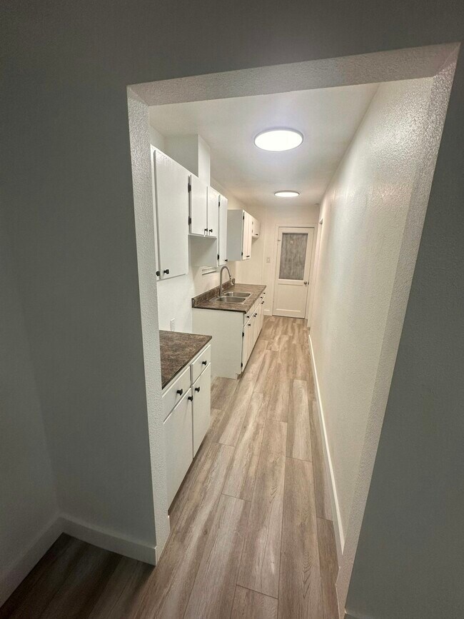Building Photo - 934 1/2 Simmons Avenue, Unit 936