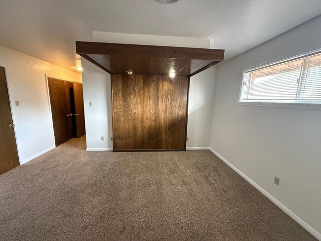 Building Photo - Newly Remodeled Big and Spacious 5 Bed Home! Huge Back Yard!