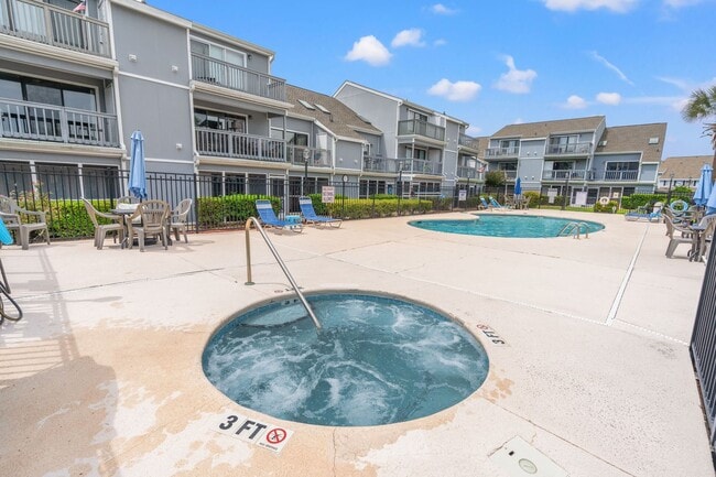 Building Photo - Fully furnished condo minutes from the beach!