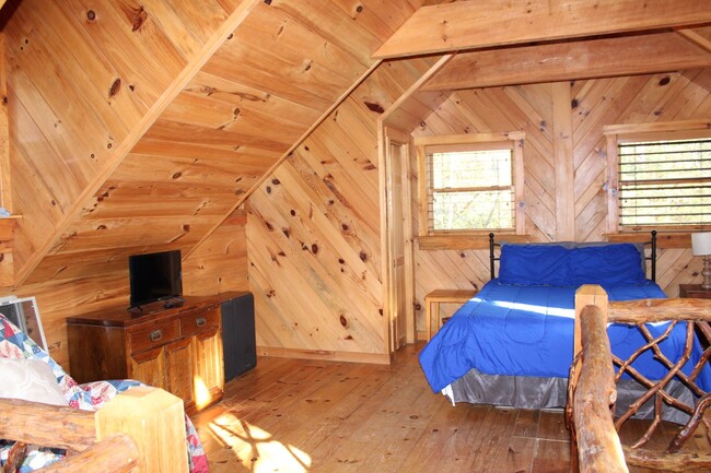 Building Photo - Furnished Cabin With Loft