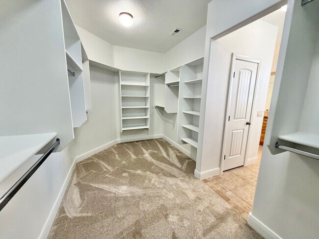 Building Photo - 988 E Silver Falls Dr