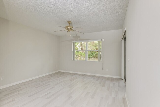 Building Photo - 2 bed + den 2 bath condo, just 2.5 miles from the beach!