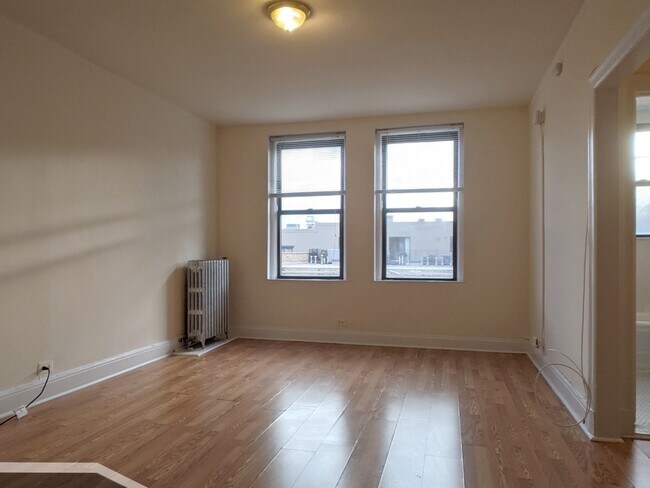 Building Photo - 3335 W Diversey Ave