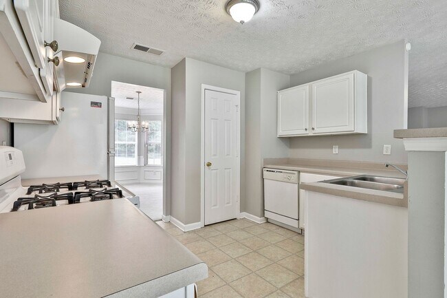 Building Photo - 4BR Home with Lake View in Swim Tennis Community
