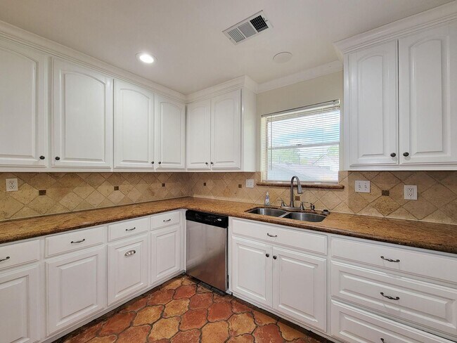 Building Photo - BEAUTIFUL LARGE 4 BEDROOM 2.5 BATH HOME