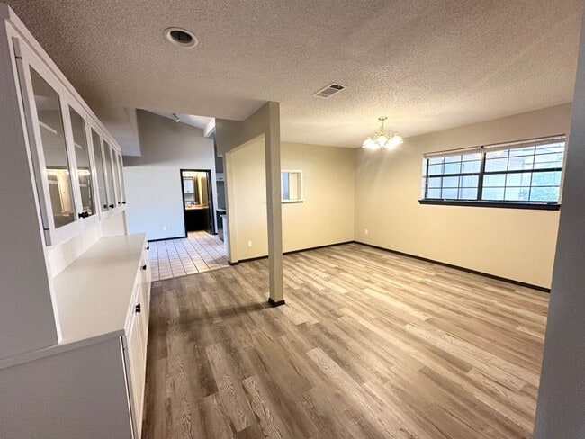 Building Photo - 5 Bedroom 3.5 Bath Ready to Rent ASAP!