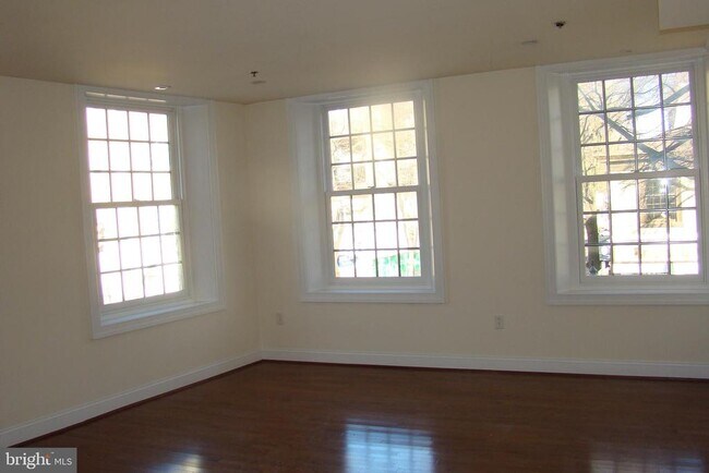 Building Photo - 2 W Gay St