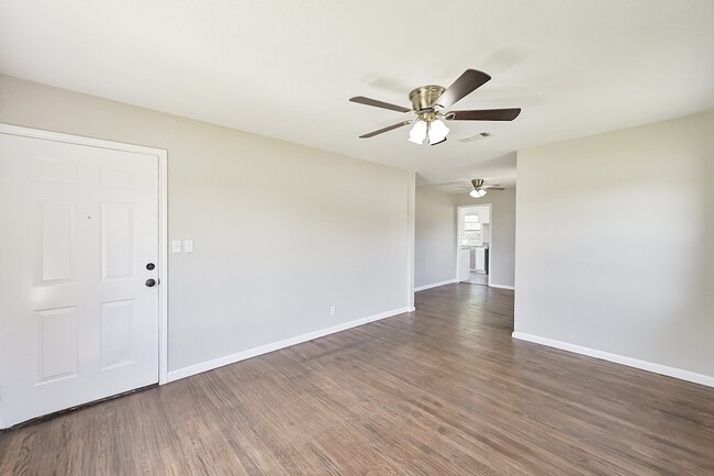 Building Photo - 1501 Greenbrier Dr