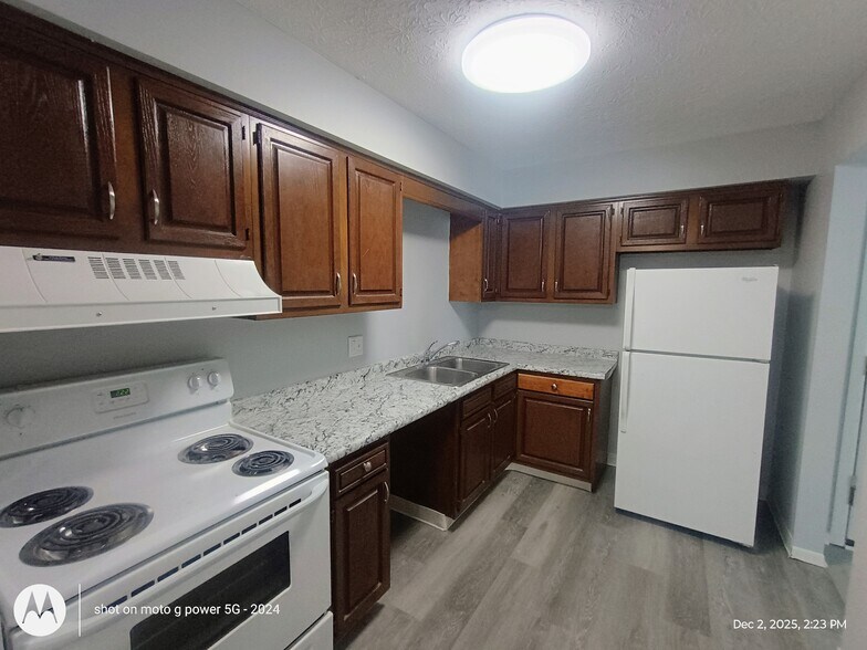 Refrigerator and countertop - 5240 Emil Ave SW