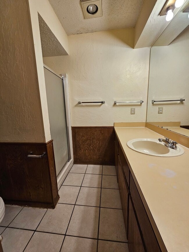Building Photo - (3) Bed/(2) Bath SE Norman! Easy Access to...