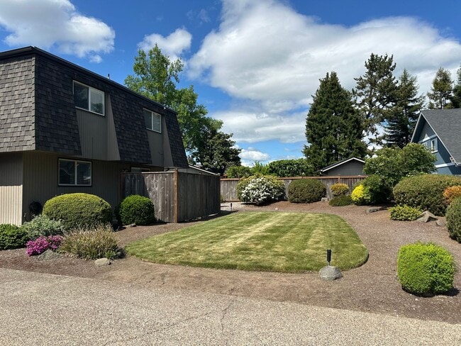 Building Photo - Beautifully updated 3 bedroom 1.5 bath dup...