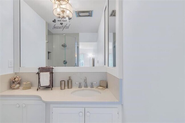 Building Photo - 1198 Hillsboro Mile