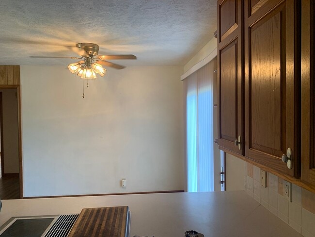 Building Photo - 3 bedroom, 1.5 Bath Home located near Skyv...