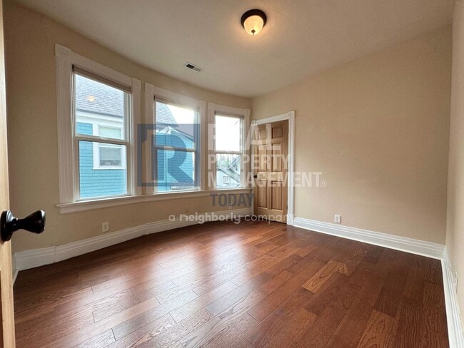 Building Photo - Charming Historic 3 Bedroom!