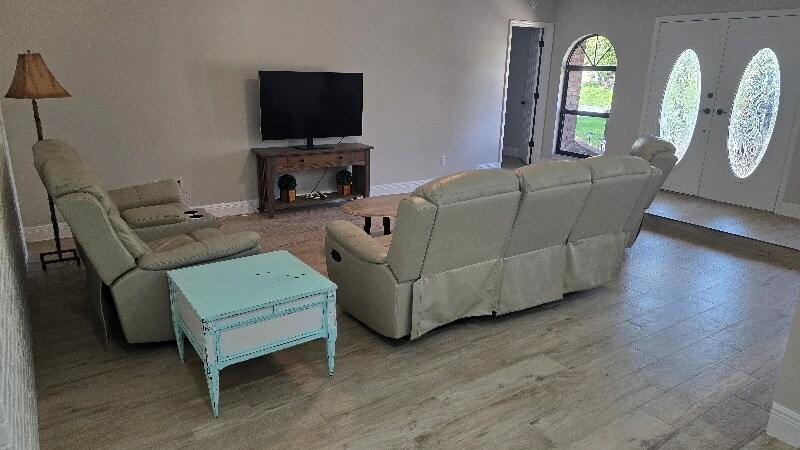 Building Photo - 1315 Armory Dr NE