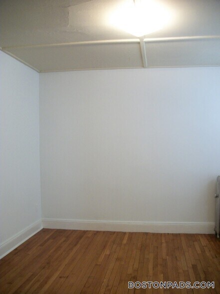 Building Photo - 137 Park Dr