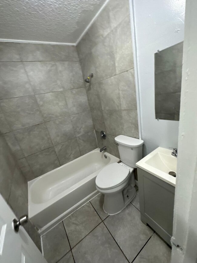 Building Photo - Fully Renovated 3/1 Single Family Ready for Move In!!!