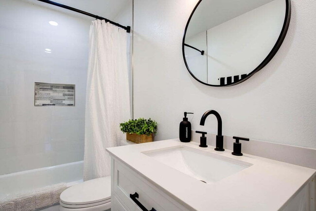 Building Photo - Beautifully Updated Home with Modern Ameni...
