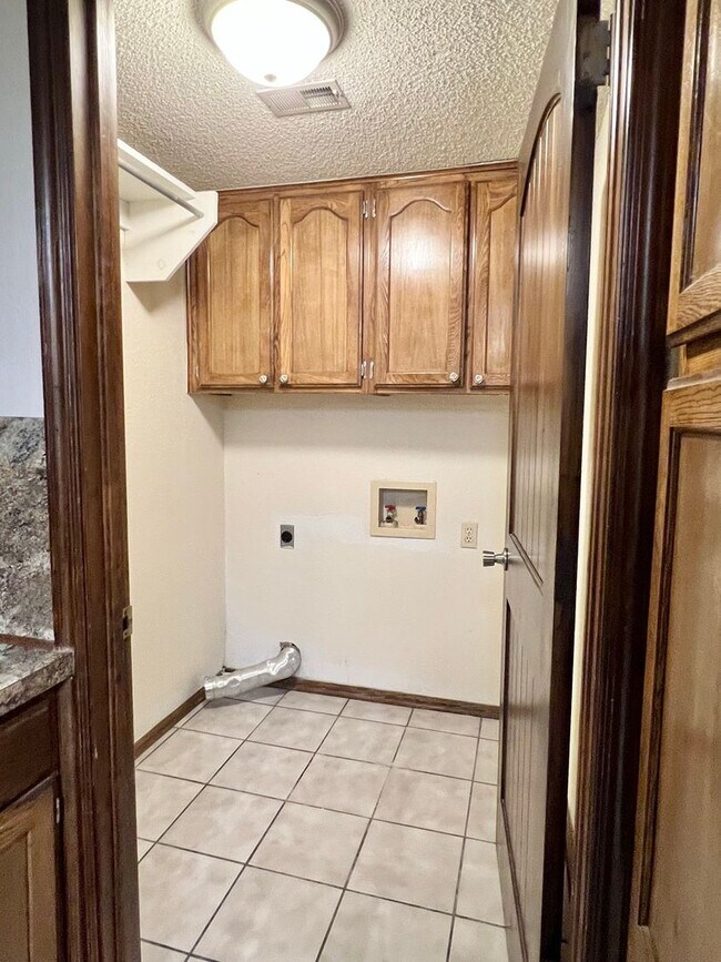 Building Photo - 4-bed 2-bath 2-car For lease SW Moore