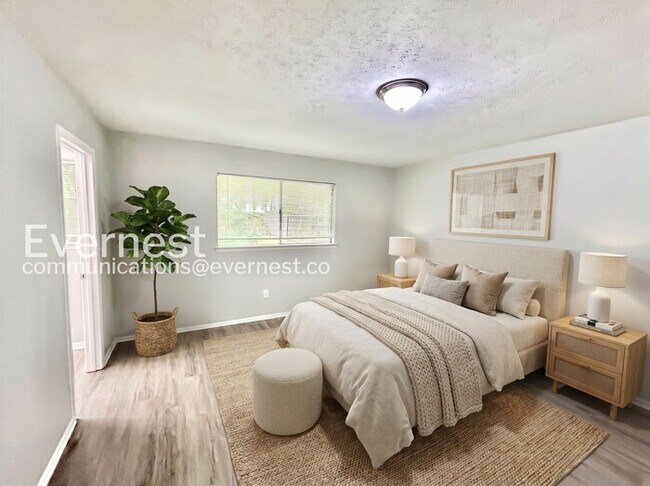Building Photo - Limited Time Special Offer / 3 Bed, 2 Bath Home with Garage / Pet-Friendly / Available Now!