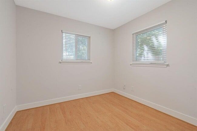 Building Photo - 902 Cardiff Dr