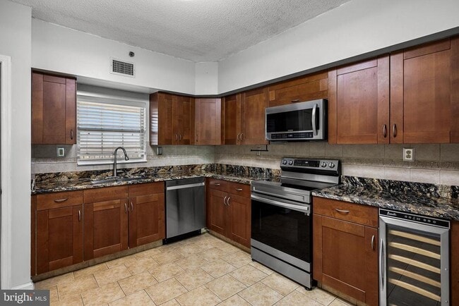 Building Photo - 6070 Main St