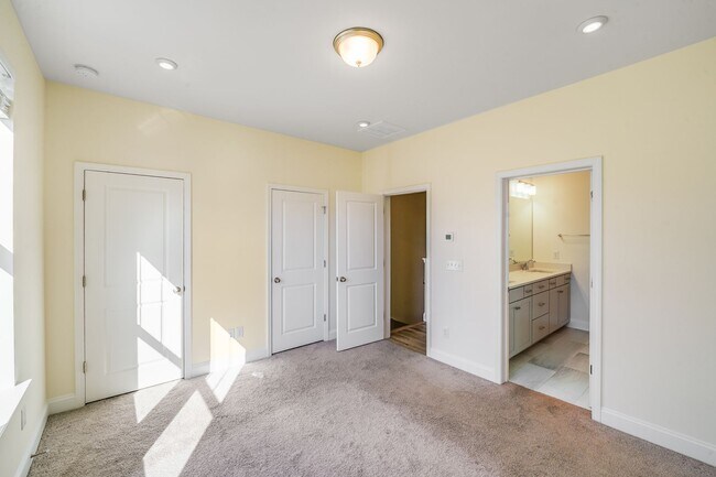 Building Photo - 2BR Townhome w/ 2 En-Suite Baths + Garage in 28208