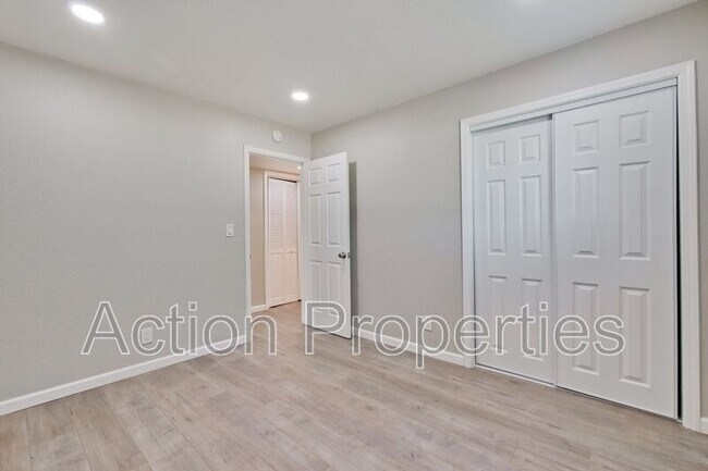Building Photo - 560 Firloch Ave