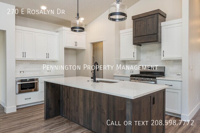 Building Photo - 270 E Rosalyn Dr