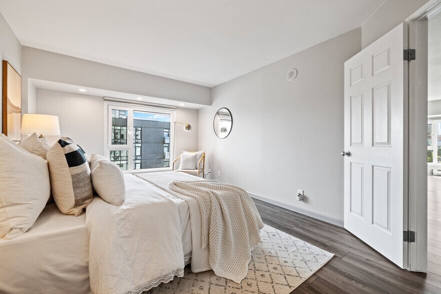 Building Photo - 121 Vine St