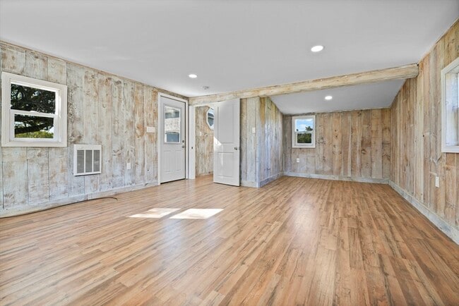 Building Photo - 736 Sconitcut Rd