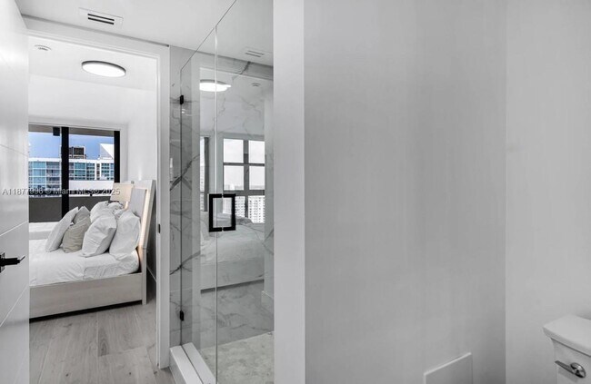 Building Photo - 2555 Collins Ave