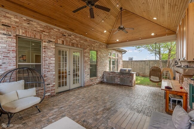 Building Photo - Oak Alley Neighborhood!