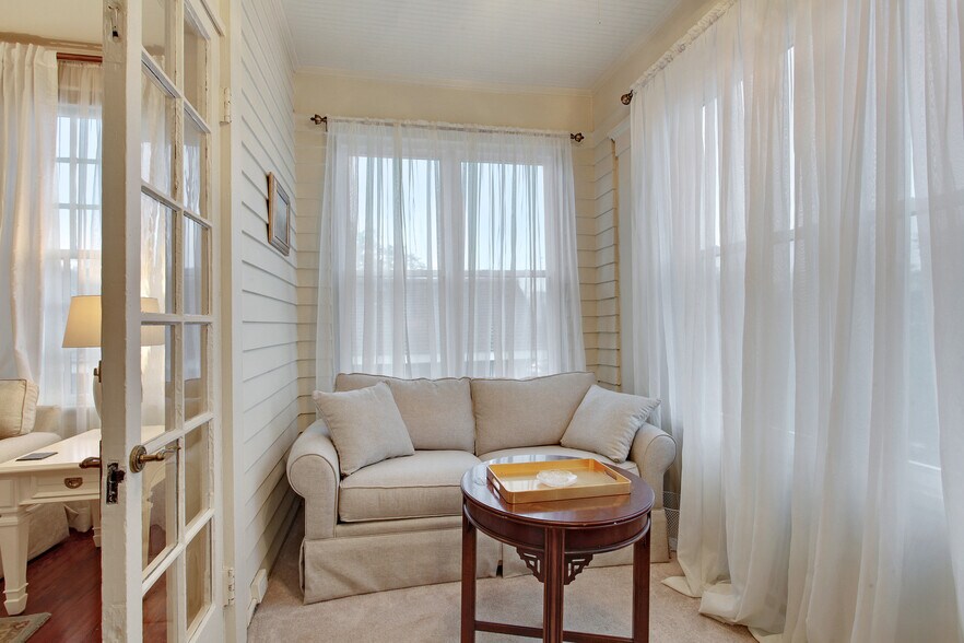 Enclosed porched - 4 Fontainebleau Dr