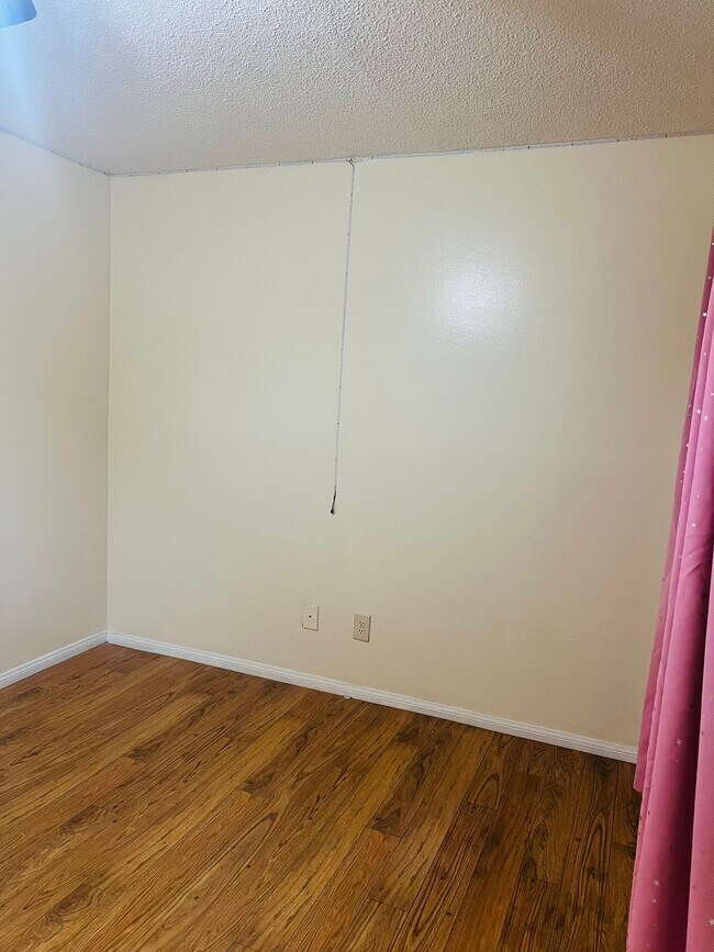 Building Photo - 722 W Hollyvale St