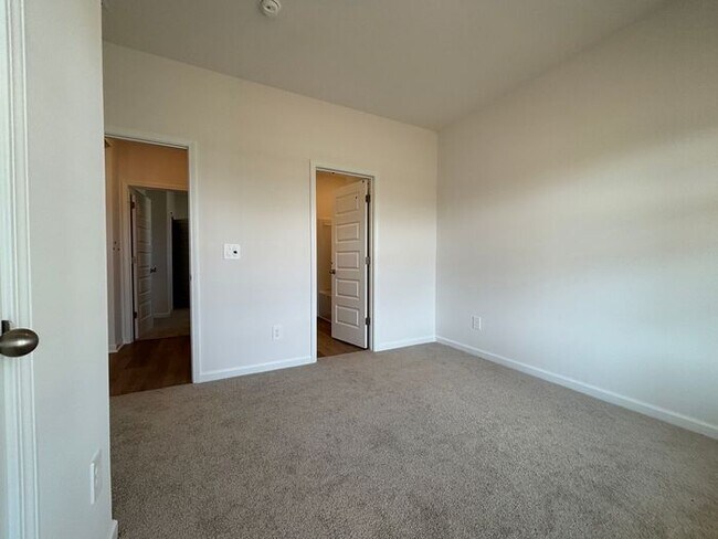 Building Photo - MOVE IN SPECIAL